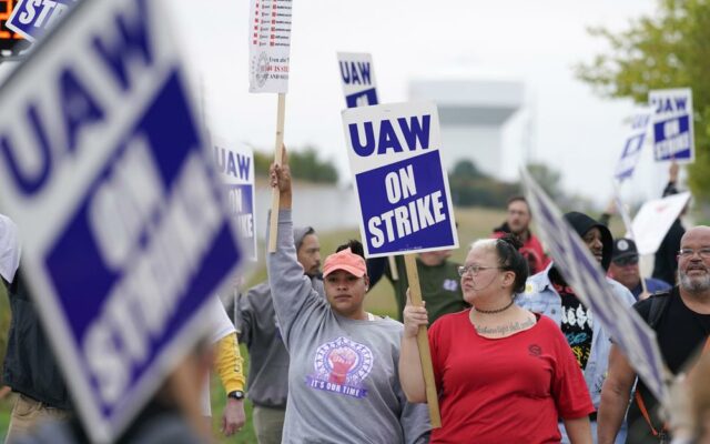Wentzville GM Assembly Plant Starts The UAW Picket Line